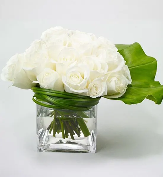 15 White Rose With Glass Vase