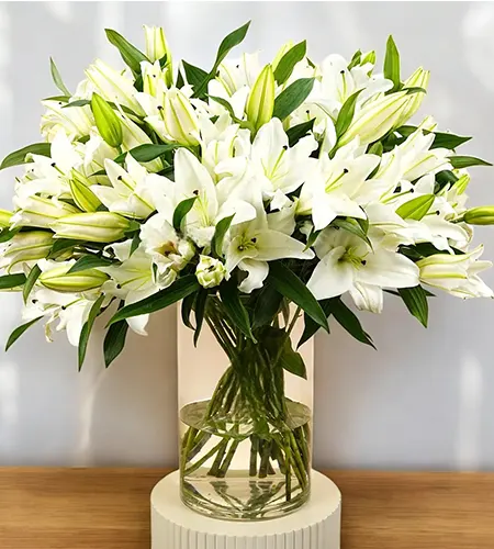 3 Pcs White Lilly And 6 Peach Rose In A Glass Vase