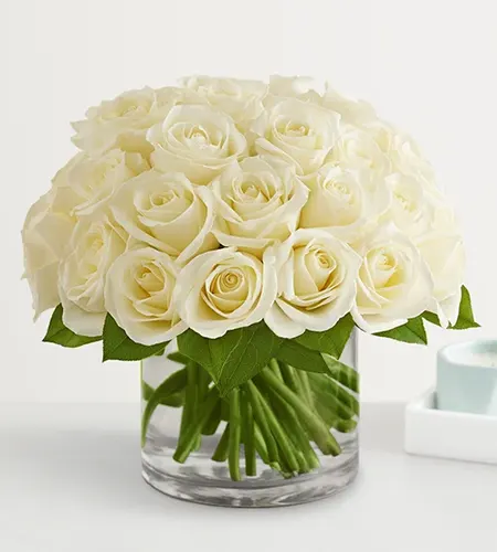 25 White Roses in Premium Glass Vase – Elegance in Bloom