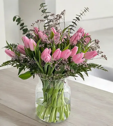 20 Pink Tulips in Glass Vase – Elegant Floral Display