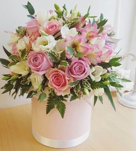 20 Devine White & Pink Roses With Flower Box